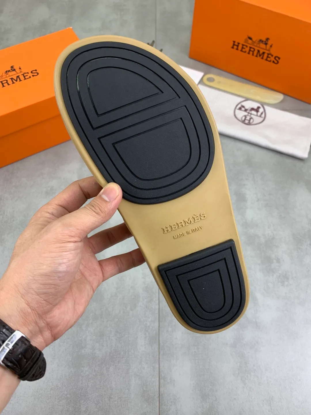 Men's shoes 💰P440 New [HERMES] high-end quality new Hermès slippers, made of imported calfskin, wear-resistant and non-slip rubber outsole. Fashionable and elegant code number: 39-44 (38 45 46 customized)